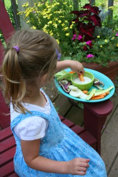 07_27_11_child_eating_low_fat_ranch_dip_0203_small