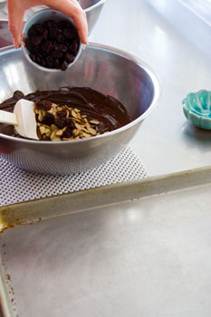 Tempering_chocolate_add_nuts