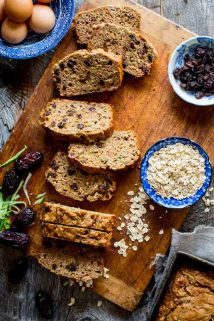 This Healthy Zucchini Oat Bread is packed with zucchini and sweetened with dates instead of sugar. It’s a delicious vegetarian and uber kid-friendly whole grain breakfast or snack! | Healthy Seasonal Recipes | Katie Webster