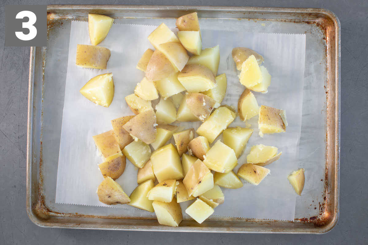 Raffreddare le patate su una teglia da forno